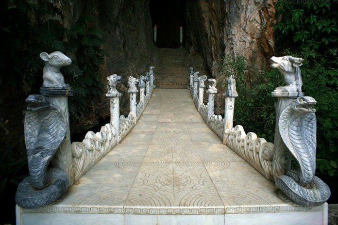 http://danang-shopping.com/wp-content/uploads/2016/09/am-phu-cave-marble-mountains-696x464.jpg