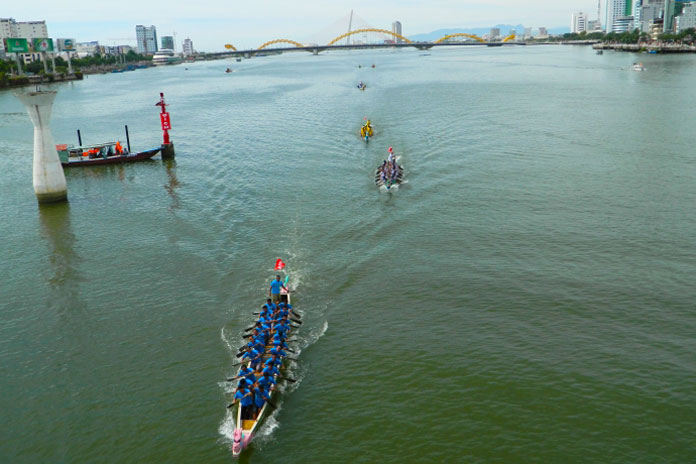 traditional boat race han river da nang