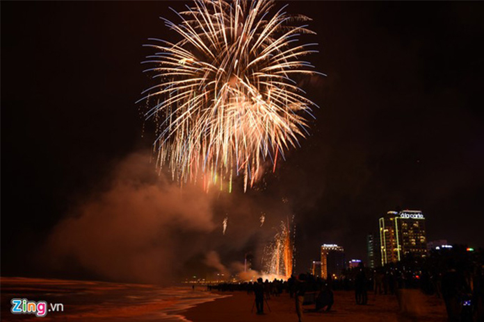 events-in-da-nang-2017-new-year-fireworks-display-on-beach