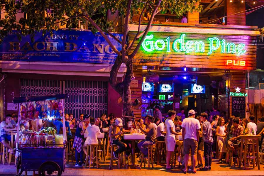 kinh-nghiem-du-lich-da-nang-tu-tuc-tiet-kiem-golden-pine-pub